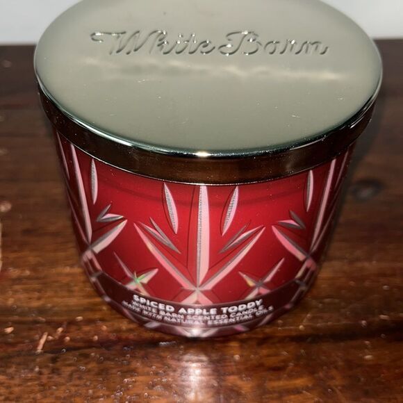 White barn spiced apple toddy candle with Limited Edition Christmas holder - Picture 6 of 7